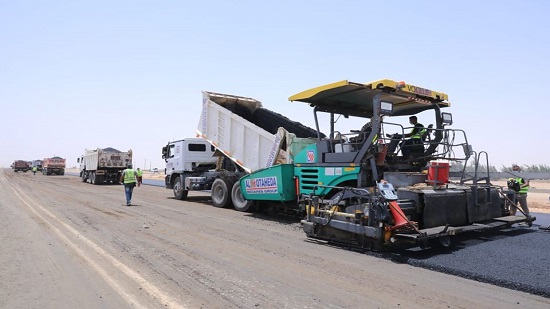  وزير النقل :الرئيس صدق على إنهاء تطوير طريق القاهرة أسوان الصحراوي الغربي 
