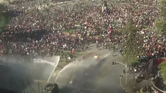 مظاهرات عنيفة في ضواحي العاصمة التشيلية