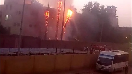 اشتعال النيران في نخل مستشفى حميات إمبابة بالجيزة