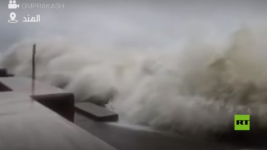  فيديو .. إعصار قوي يجتاح سواحل الهند 
