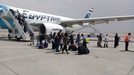 مطار مرسي علم يستقبل رحلة تقل ٢٩٨ من العائدين من جدة 