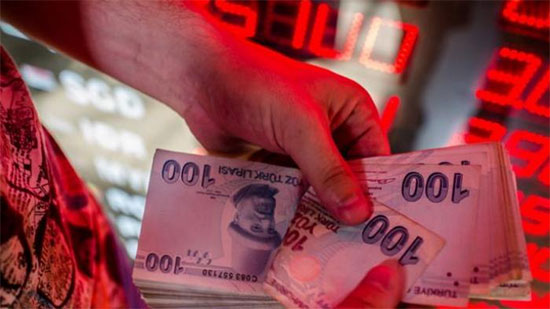 الاقتصاد التركي يعاني الانهيار وإنقاذه في يد مؤسسة هاجمها 