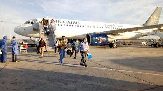  القوى العاملة: وصول 3 رحلات من الإمارات علي متنها 900 مصري من العالقين