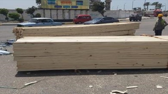 سقوط حمولة أخشاب من سيارة نقل غرب الإسكندرية دون خسائر بشرية
