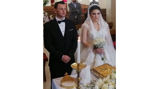 عروسان بالأردن يقيمان إكليل زواجهما رغما عن انف 