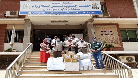  معهد جنوب مصر للأورام بجامعة أسيوط يتسلم تبرعا من مؤسسة مصر الخير وشركة روش للأدوية

