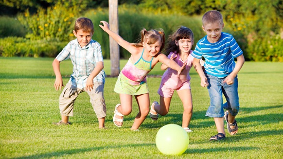 هل لعب الأطفال أمام البيت في العيد قد يصيبهم بكورونا؟
