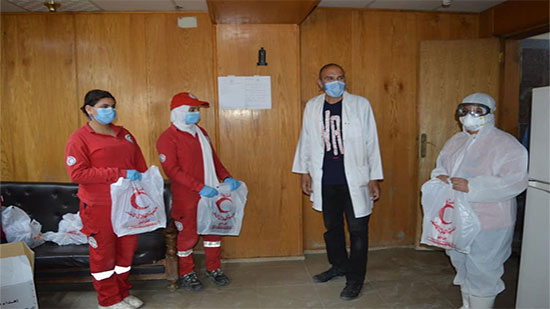 هدايا من الهلال الأحمر للعاملين بمستشفيات الحميات والصدر ببني سويف 