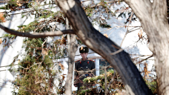 جندي شمالي يراقب المنطقة منزوعة السلاح بين الكوريتين، أرشيف