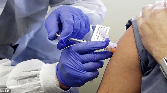 حكاية متطوع تلقى اللقاح الأمريكى لكورونا .. ماهى آثاره الجانبية
