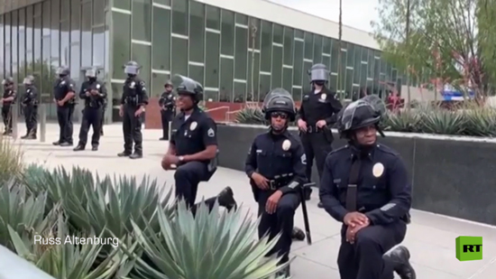 أفراد شرطة لوس أنجلوس يقفون على ركبهم تكريما للمقتول 