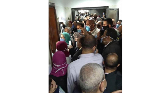  يوسف زيدان معلقا على تكدس المواطنين بمحكمة الإسكندرية : إلقاء بالنفوس إلى التهلكة