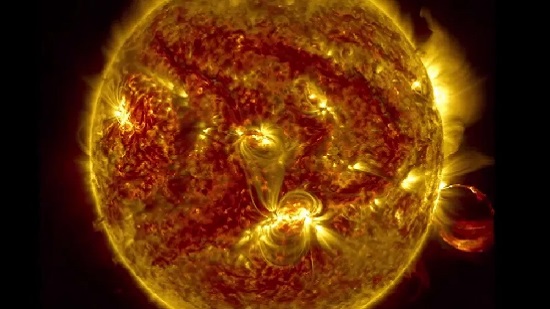 كيف يؤثر الانفجار الشمسي على البشر