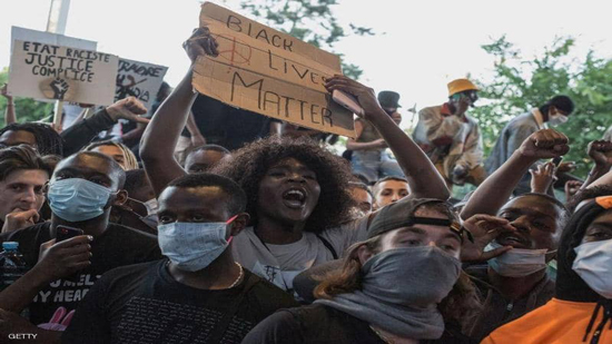 فرنسا..محتجون أحيوا ذكرى وفاة رجل أسود في عملية للشرطة