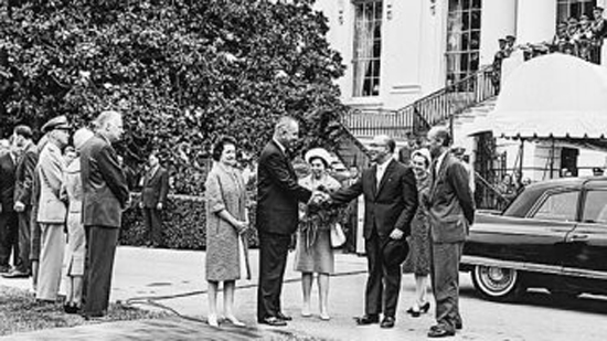 ذات يوم 3 يونيو 1964.. رئيس الوزراء الإسرائيلى «أشكول» يزور واشنطن.. وحفاوة غير مسبوقة به فى البيت الأبيض وجونسون يستقبله بالتحية العبرية «شالوم»