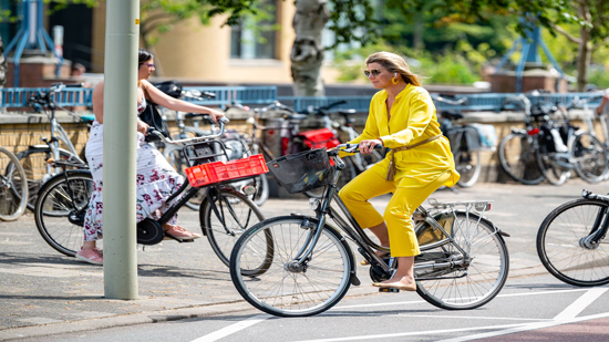 ملكة هولندا تصل إلى متحف الفنون على دراجة هوائية