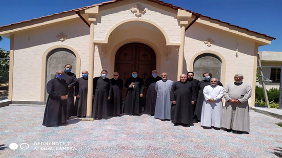  بالصور النائب البطريركي للكنيسة الكاثوليكية يناقش مع كهنة الإسكندرية اجراءات فتح الكنائس