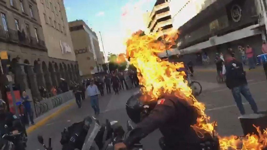  الاحتجاجات ضد الشرطة تنتقل للمكسيك.. واضرم النيران فى ضابط (فيديو)