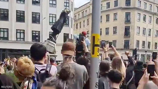 من أجل فلويد.. فيديو لمحتجين يسقطون تمثالا لـ