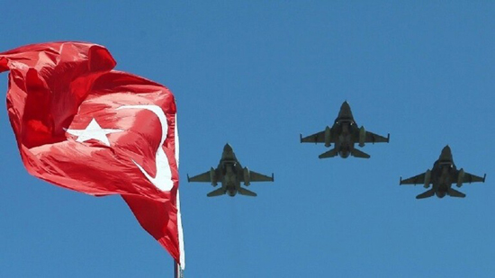 جسر جوي بين تركيا وليبيا وسلاح الجو التركي ينفذ تدريبات فوق المتوسط