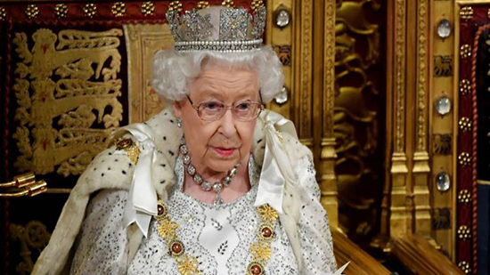 لأول مرة فى تاريخها .. الملكة إليزابيث تجرى مكالمة فيديو فى سن الـ 94