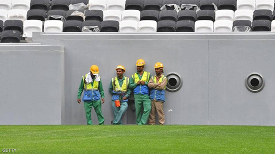 عمال في استاد البيت والذي ستقام فيه بعض مباريات كأس العالم.