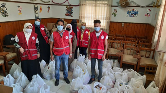 بالصور.. الهلال الأحمر المصري يوزع 500 كرتونة مواد غذائية على متضرري كورونا بالسويس