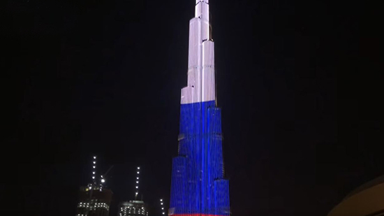 فيديو.. إضاءة برج خليفة بألوان العلم الروسي