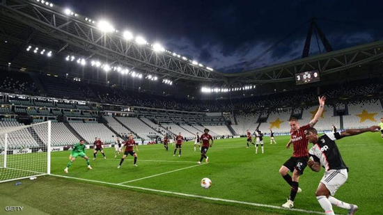 كرة القدم في إيطاليا عادت بلقاء قمة بين يوفنتوس وميلان.