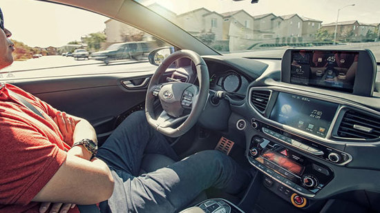خبير: تكنولوجيا 5G لها دور كبير في تطوير السيارات ذاتية القيادة
