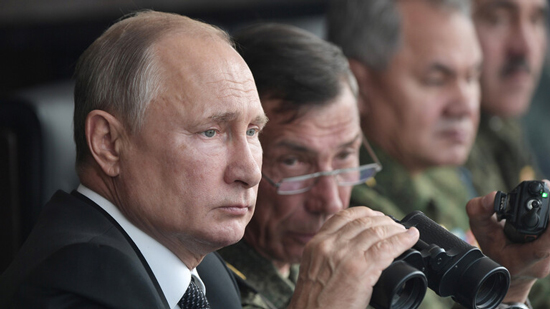الرئيس الروسي فلاديمير بوتين يحضر تدريبات عسكرية