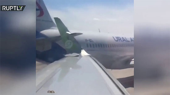 فيديو .. اصطدام طائرتين في مطار روسي