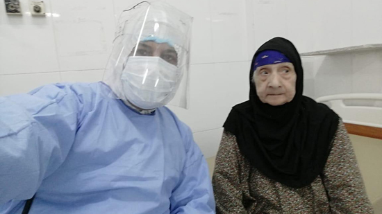 شفاء أكبر معمرة في مصر من فيروس كورونا