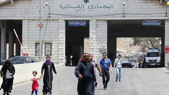 لبنان يفتح معبرين حدوديين مع سوريا لعودة مواطنيه