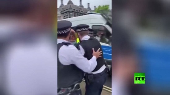  فيديو .. الشرطة البريطانية تلقي القبض على متظاهر بعد تعرض موكب 