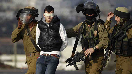 الجيش الإسرائيلي يعتقل شابين فلسطينيين