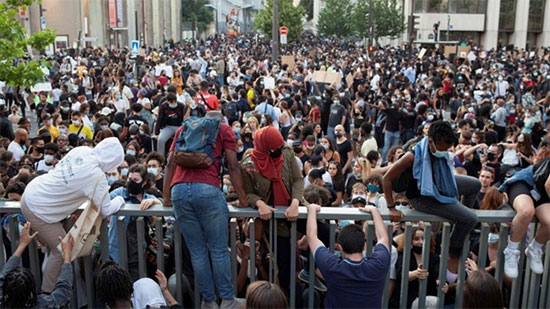 الحشود تتجمع في باريس للاحتجاج على العنصرية وعنف الشرطة