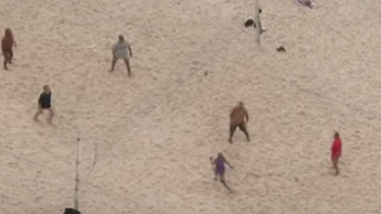  فيديو.. زحام بالشواطئ البرازيلية رغم تسجيل مليون إصابة بكورونا