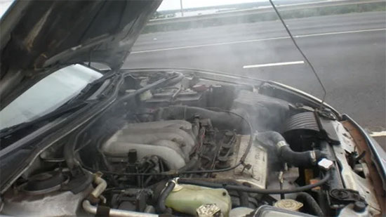تضر بالسيارة.. أسباب خروج دخان أبيض من فتحة زيت المحرك
