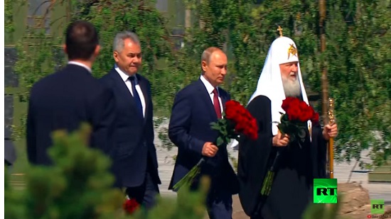 بوتين يضع إكليلا من الزهور 