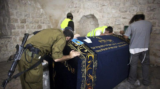  اقتحام قبر يوسف في نابلس من قبل 2500 مستوطن يهودي : إسرائيل لن تتخلى عن الأماكن المقدسة