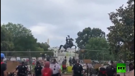 فيديو .. محتجون يحاولون إسقاط تمثال الرئيس الأمريكي الأسبق أمام البيت الأبيض : حثالة قاتل