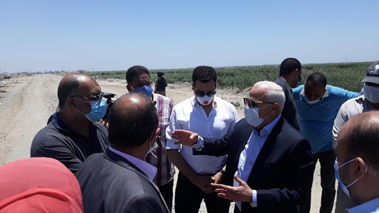 محافظ بورسعيد يتفقد  سير العمل في إنشاء طريق بطول ٢كيلو متر يربط بين محور ٣٠ يونيو وجنوب المنطقة الصناعية 