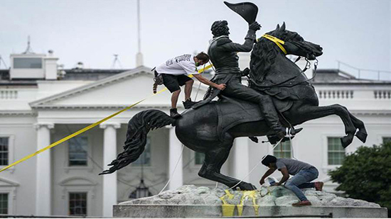 متظاهرون يحاولون إسقاط تمثال الرئيس جاكسون بمحيط البيت الأبيض.. وأوامر بطرد الصحفيين | فيديو