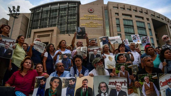 صحفيون يتضامنون مع زملاء لهم اعتقلتهم السلطات التركية
