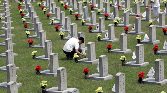 بعد 70 عاما.. عودة رفات 147 جنديا كوريا قتلوا في الحرب الكورية إلى وطنهم