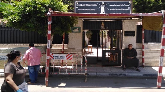  محافظ الإسكندرية يكلف الأحياء بإقامة مظلات أمام لجان الامتحانات
