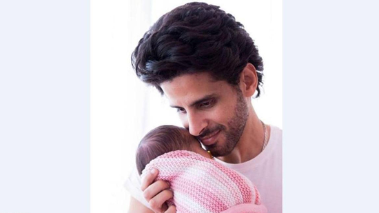 صورة حمدي الميرغي مع طفلته أثارت ضجة على مواقع التواصل