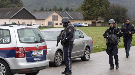  بالفيديو الشرطة النمساوية تستجوب ارهابيا هاجم مبنى حكوميا وهو يردد 