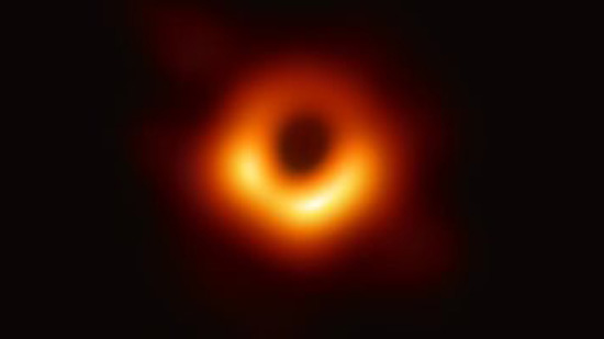 دراسة: اندماج الثقوب السوداء يبعث ضوءًا يعادل تريليون شمس